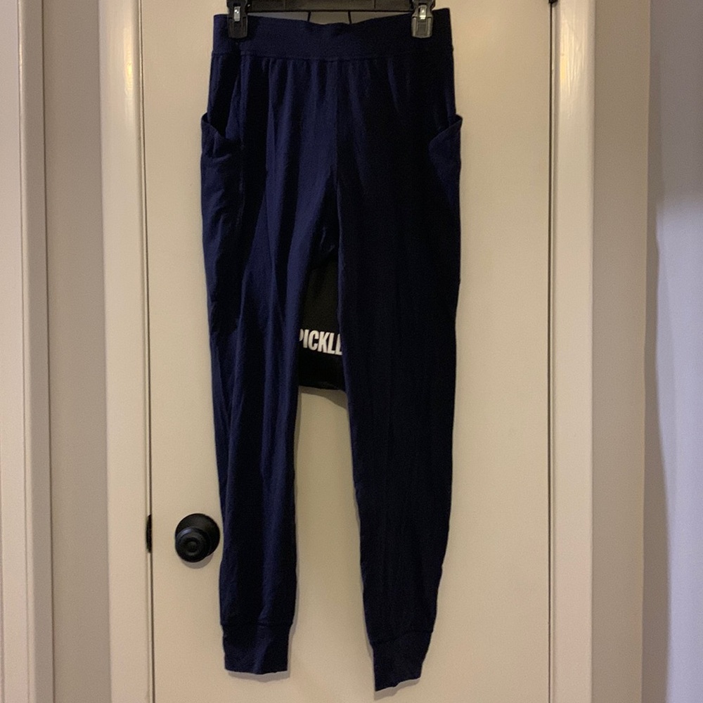 Lululemon joggers- stretch knit thin cargo pockets